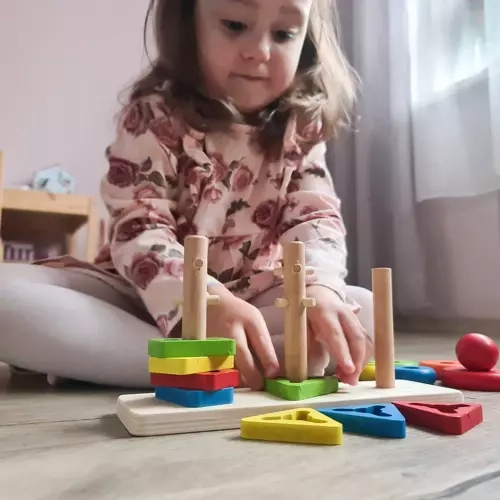 T-shirt coloré en bois avec formes