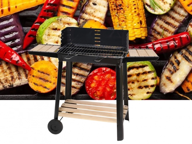 Grand barbecue de jardin au charbon de bois