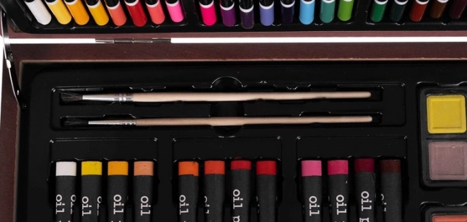 Ensemble de peinture dans une valise