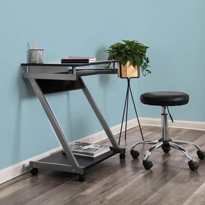 Bureau d'ordinateur moderne et compact avec tablette coulissante et roulettes