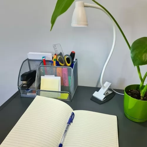 Lampe de table blanche avec pince Izoxis