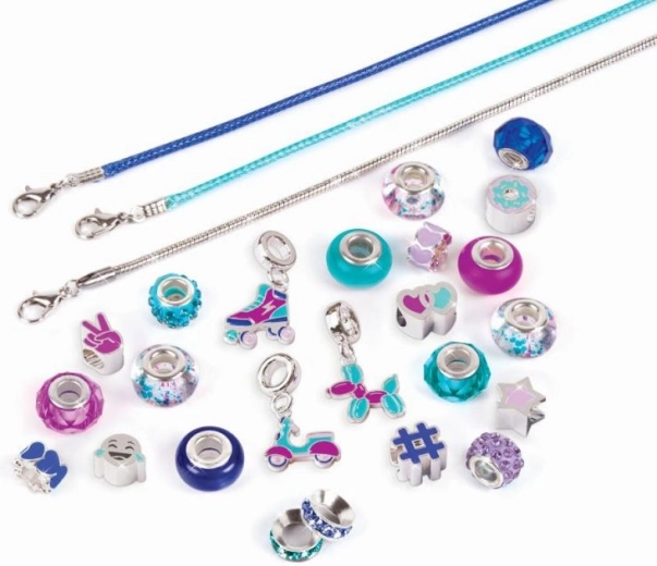 Large sélection de perles et de breloques