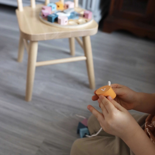 Jeu d’enfilage pour la motricité fine