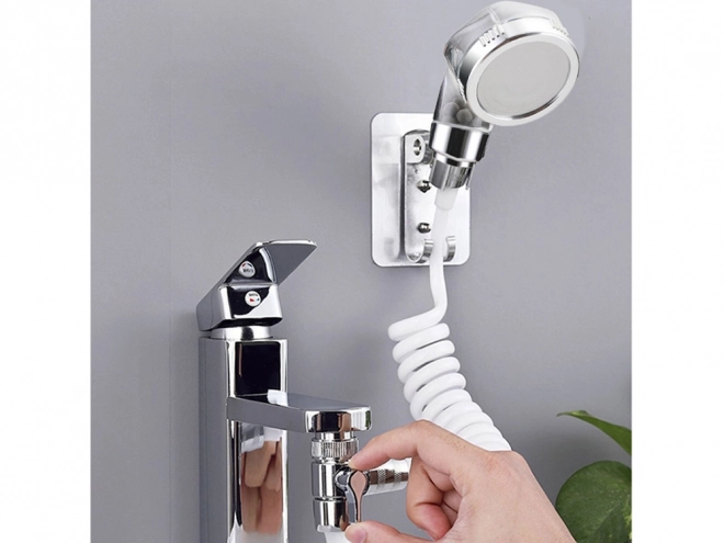 Pomme de douche universelle avec robinetterie de salle de bain