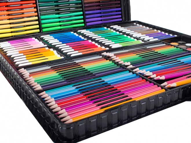 Ensemble de peinture artistique dans une mallette