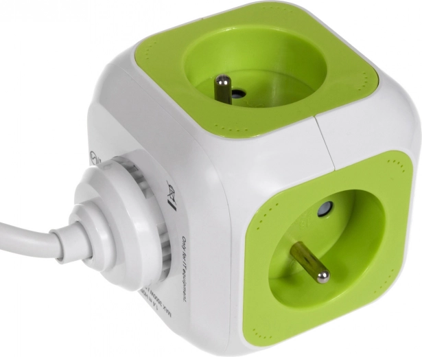 Quatre prises avec terre dans un cube compact