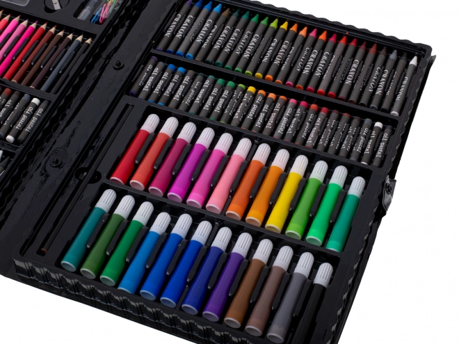 Large gamme de fournitures artistiques