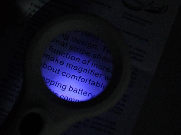 Loupe à main avec grossissement 4x et 8 LED UV