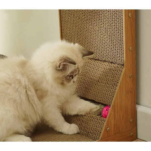 Grattoir d'angle pour chats avec balle
