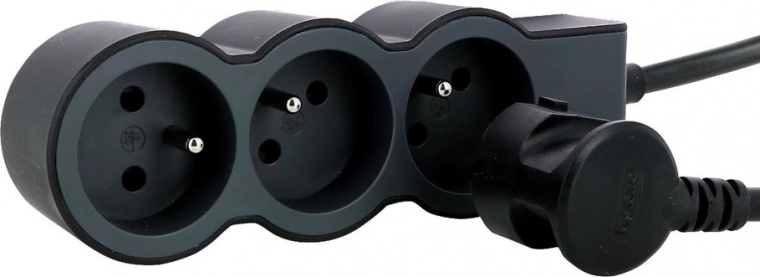 Trois prises pour plusieurs appareils