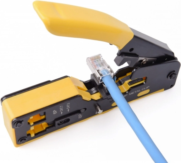 Sertissage rapide des RJ45 traversants