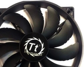 Débit d’air optimisé avec logo THERMALTAKE