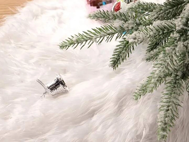Tapis blanc duveteux sous le sapin de Noël