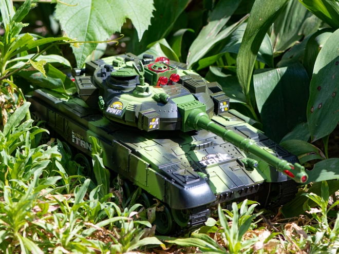 Tank militaire télécommandé avec camouflage forestier