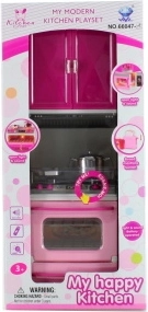 Cuisine avec four et vaisselle en plastique