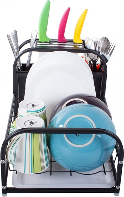 Organisation astucieuse des assiettes, couverts et couteaux