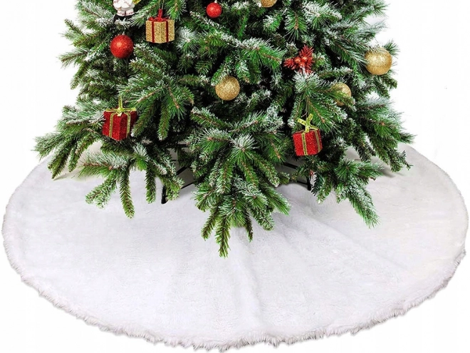 Tapis blanc duveteux sous le sapin de Noël