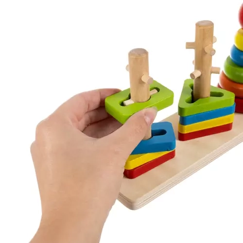 T-shirt coloré en bois avec formes