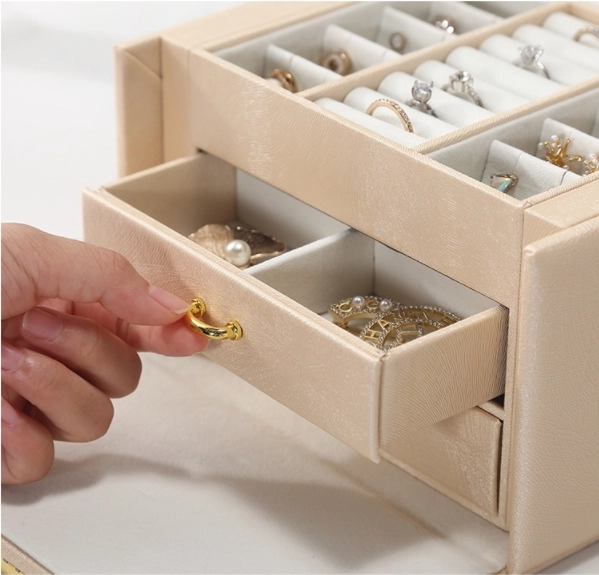 Boîte à bijoux à plusieurs niveaux dorée
