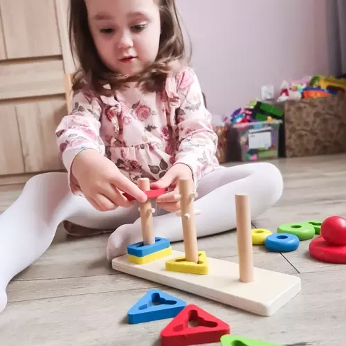 T-shirt coloré en bois avec formes