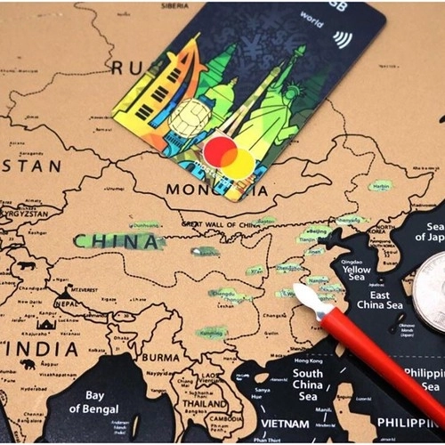 Carte du monde à gratter avec drapeaux et accessoires