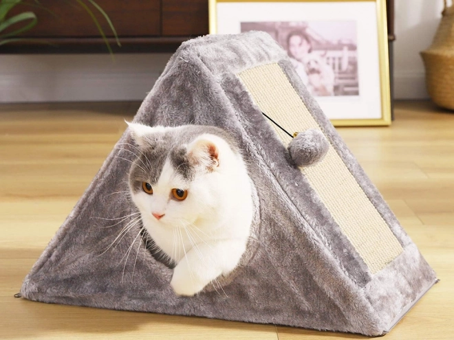 Griffoir triangulaire et maison pour chats avec balle