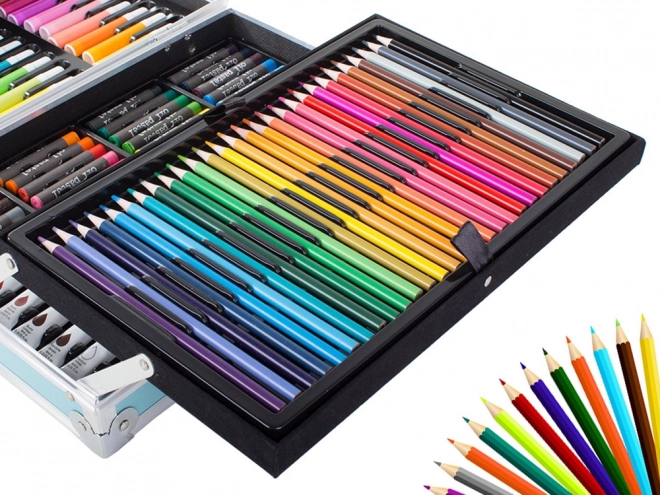 Ensemble artistique pour enfants dans une valise