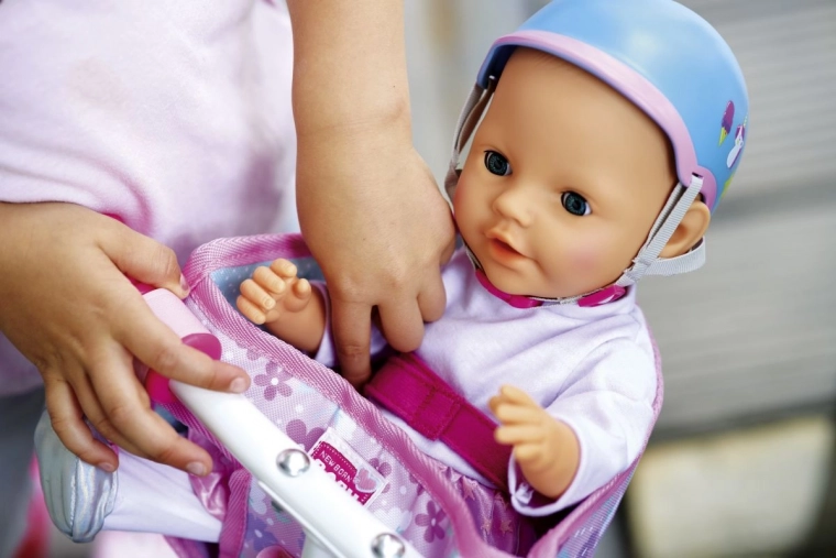 Attache sécurisée de la poupée