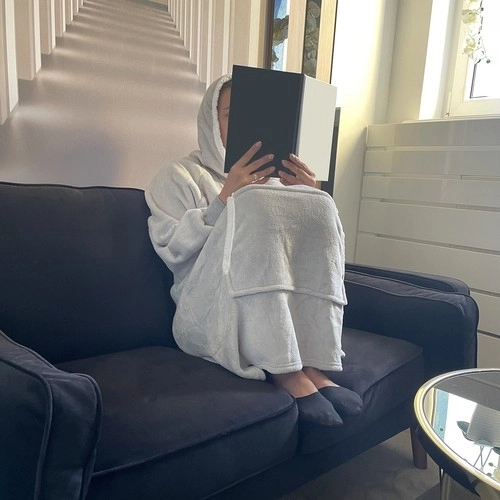 Sweat et couverture en un