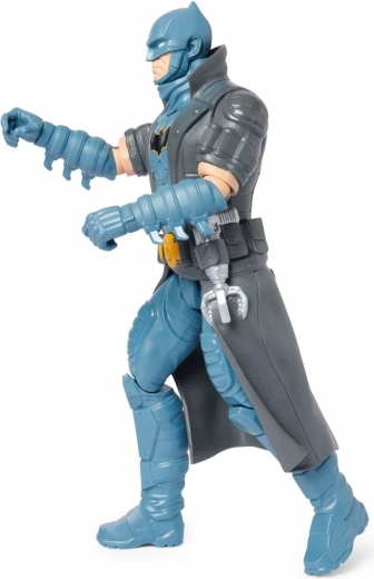 Armure détaillée et cape iconique