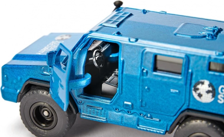 Portes ouvrantes et intérieur détaillé