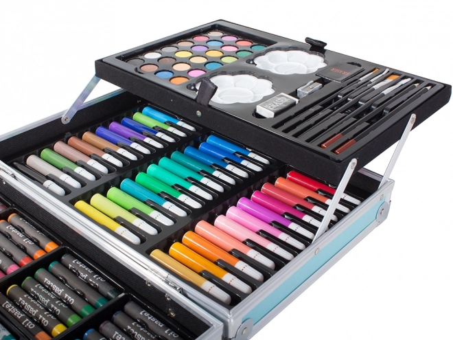 Ensemble artistique pour enfants dans une valise