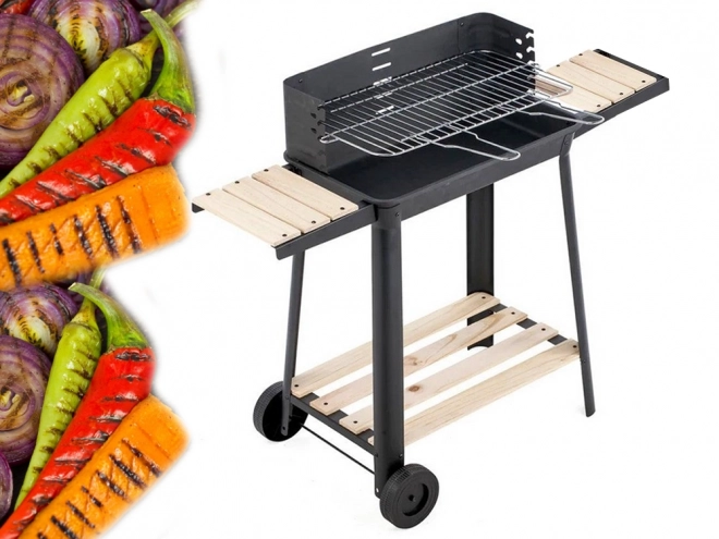 Grand barbecue de jardin au charbon de bois