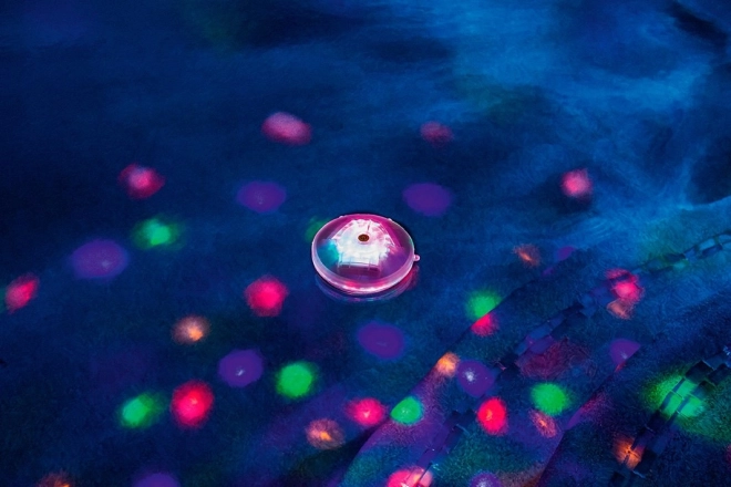 Lampe LED pour piscine fonctionnant sur piles