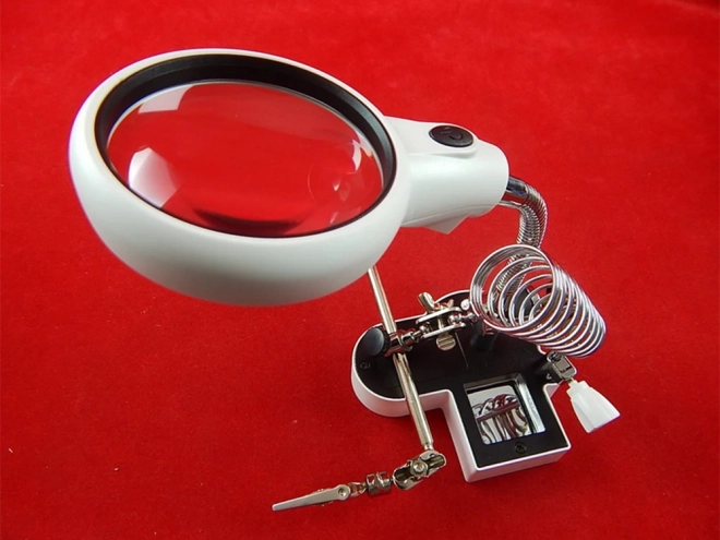 Main professionnelle troisième avec loupe et éclairage LED