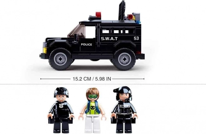 Trois figurines et de nombreux accessoires
