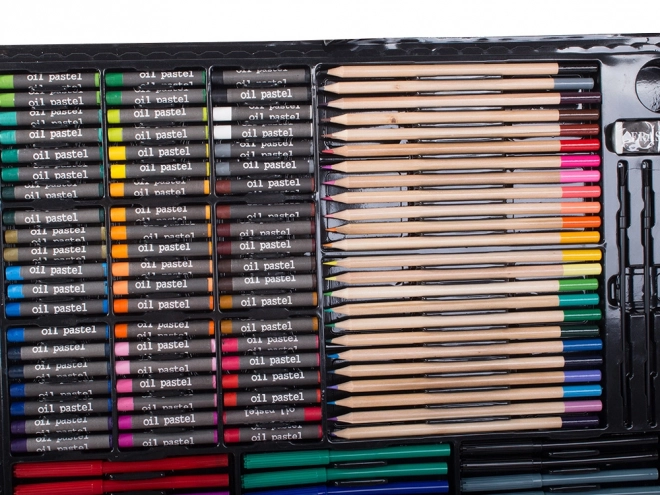 Ensemble de peinture artistique dans une mallette