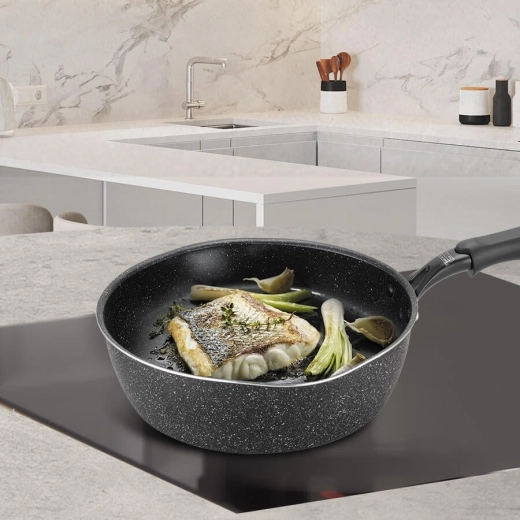 Poignée ergonomique et corps profond pour des portions plus généreuses