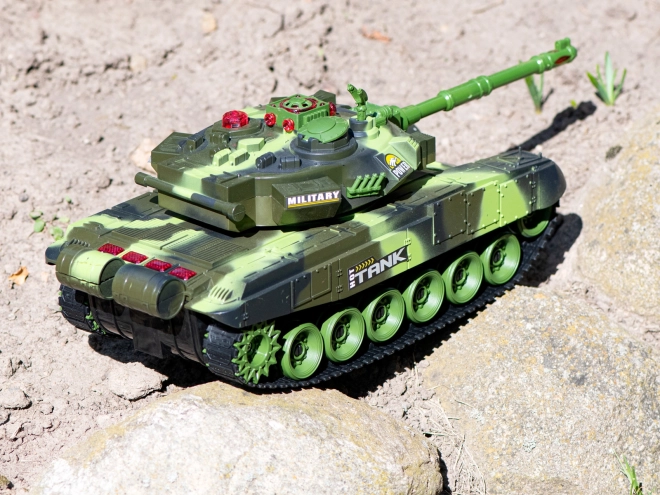 Tank militaire télécommandé avec camouflage forestier