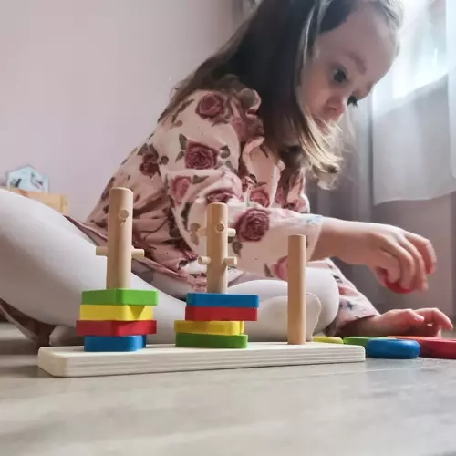 T-shirt coloré en bois avec formes
