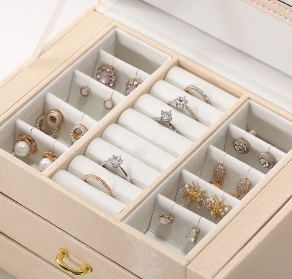 Boîte à bijoux à plusieurs niveaux dorée