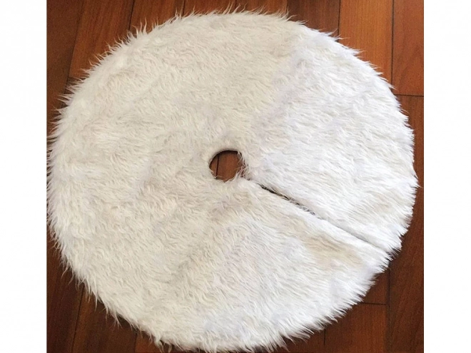 Tapis blanc duveteux sous le sapin de Noël