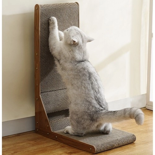 Grattoir d'angle pour chats avec balle