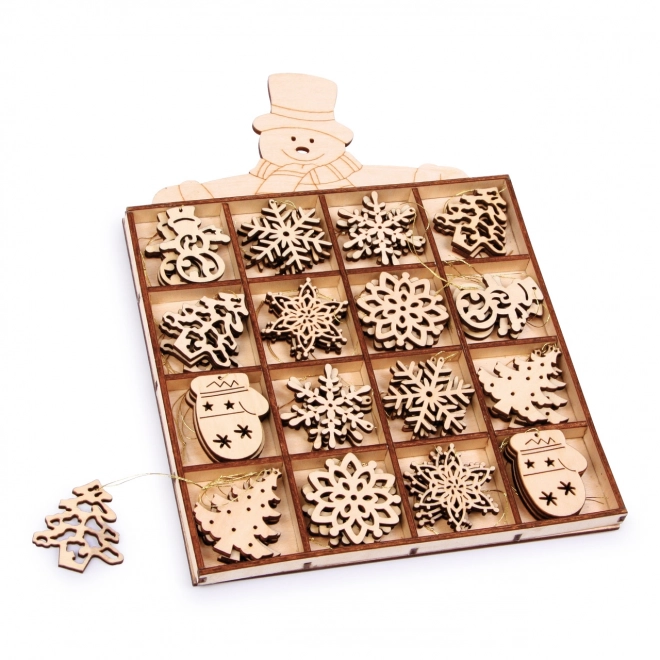 Décorations de Noël en bois dans une boîte