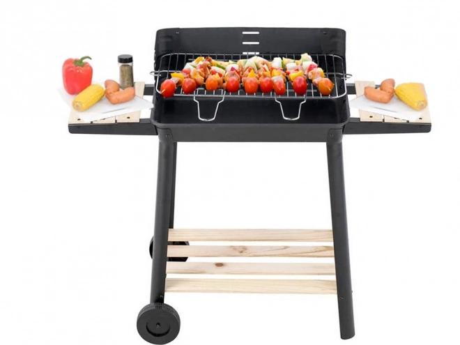 Grand barbecue de jardin au charbon de bois