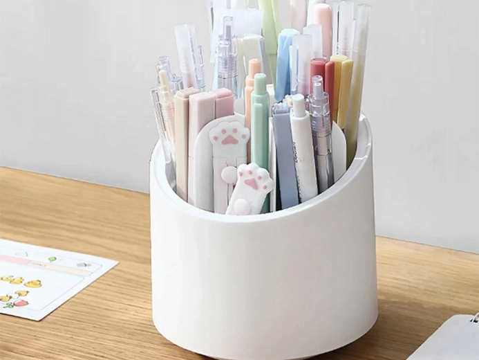 Agencement astucieux pour pinceaux, rouges à lèvres et petits objets