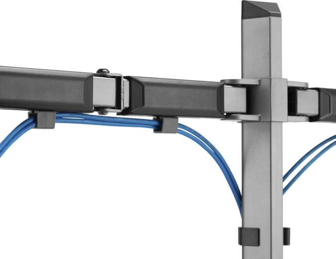 Un bureau ordonné grâce au passage de câbles