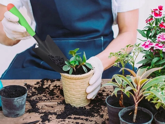 Pelle de transplantation de jardin