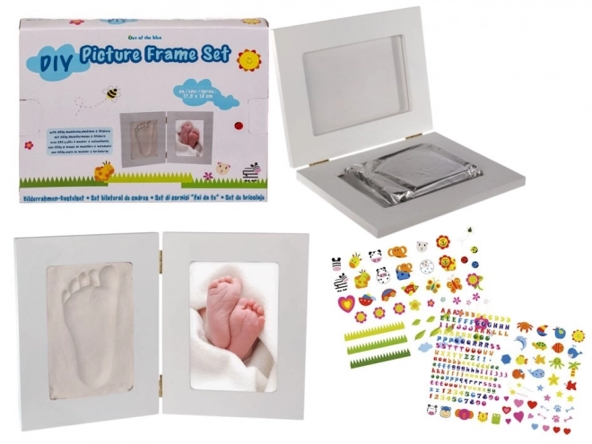 Empreinte d'enfant en argile