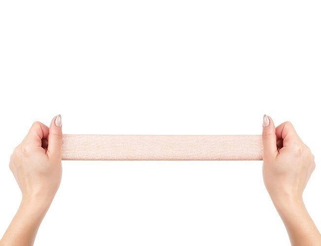 Bande adhésive universelle pour renforcer le décolleté
